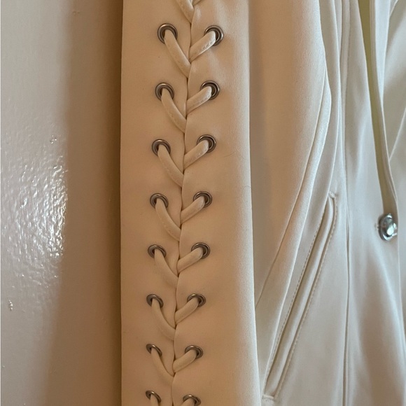 Stunning Winter White Blazer with Braided Sleeves - Picture 3 of 8